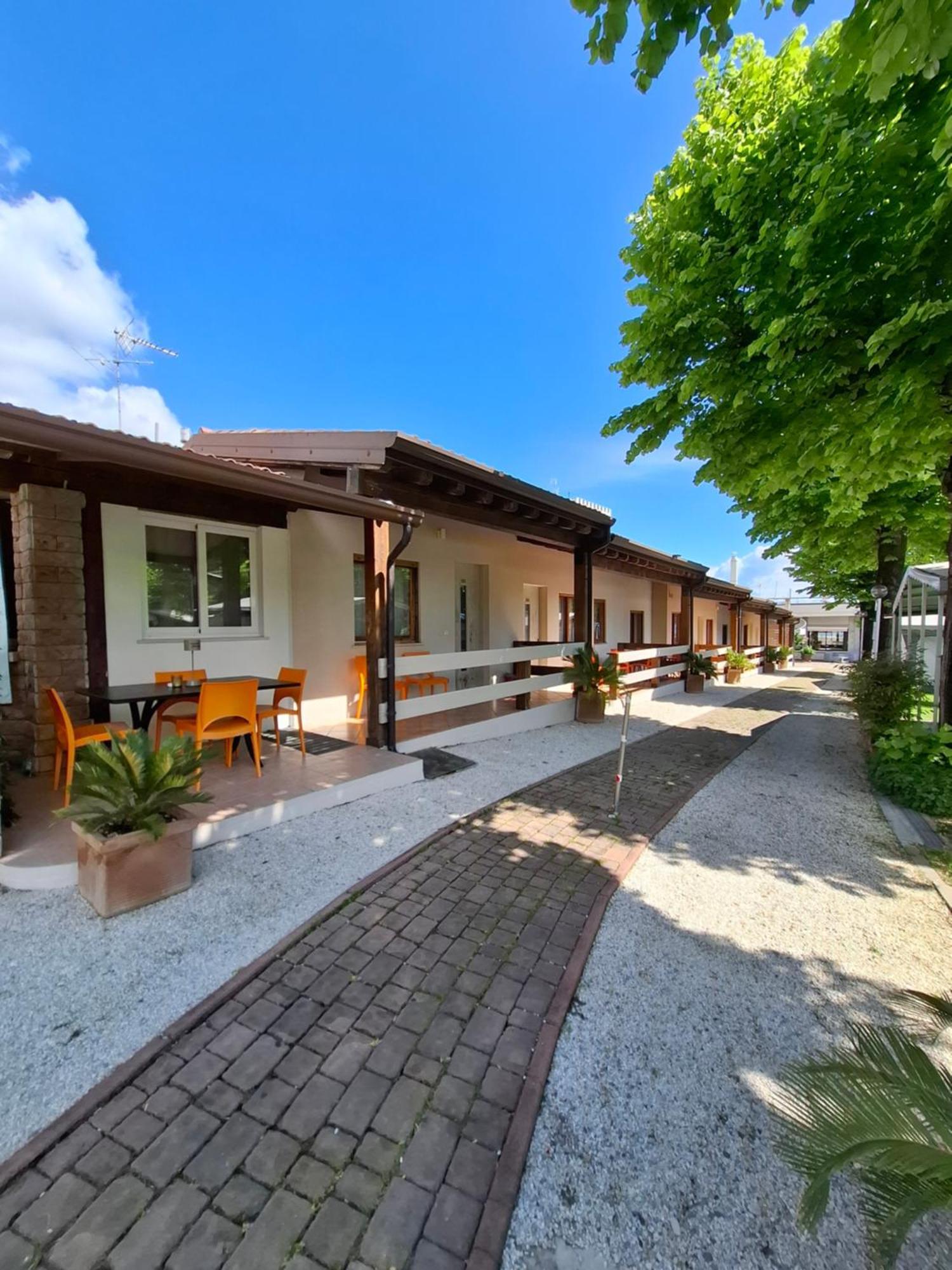 Villaggio Turistico Dei Tigli Паденге-суль-Гарда Экстерьер фото